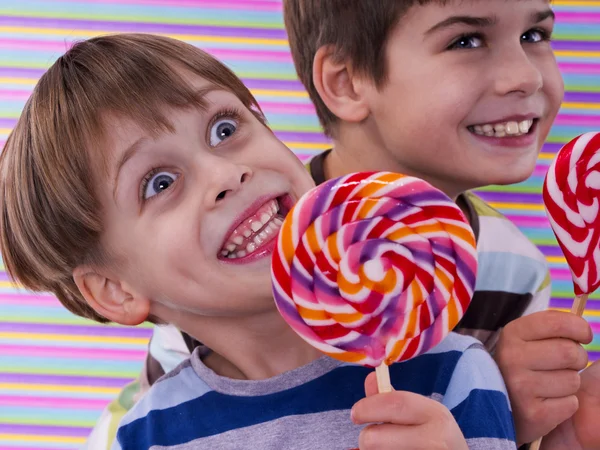 Lollipops साथ खुश लड़कों — स्टॉक फ़ोटो, इमेज