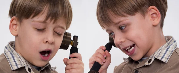 Genç çocuk yaşlı, Klasik telefon ederken — Stok fotoğraf