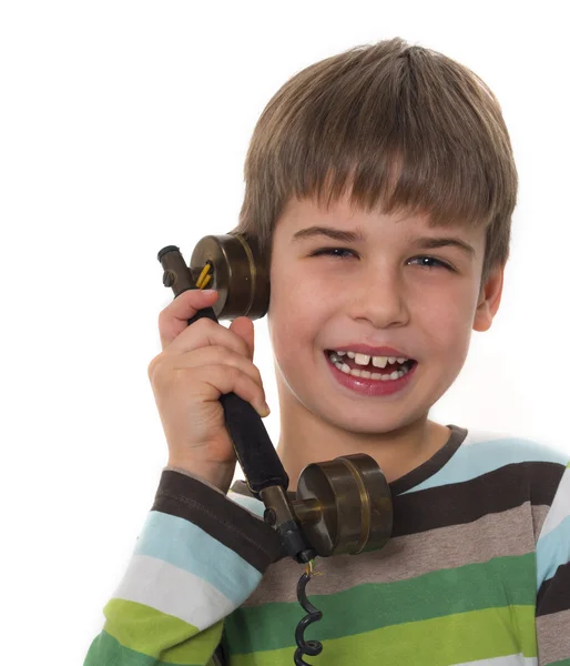 Kleiner Junge telefoniert mit alten, alten Telefonen — Stockfoto