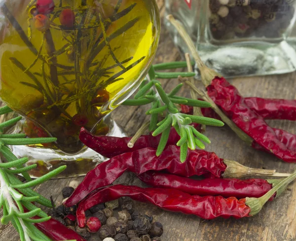 Chili chilipepers met kruiden — Stockfoto
