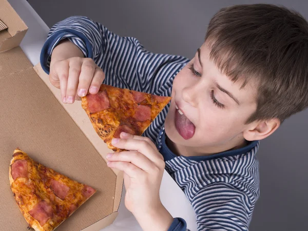 Rapaz gosta de comer pizza — Fotografia de Stock