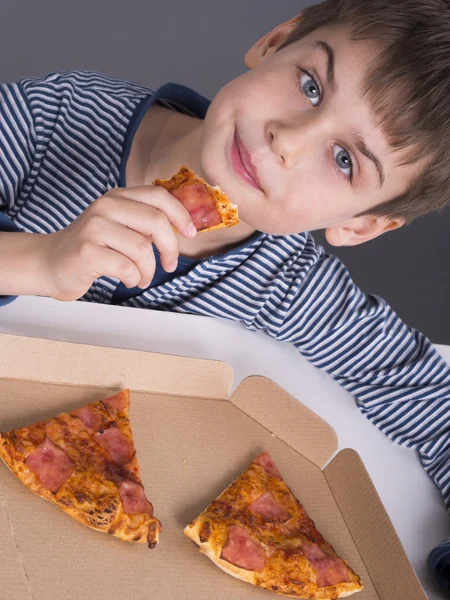 Boy pizza yemek sahiptir. — Stok fotoğraf