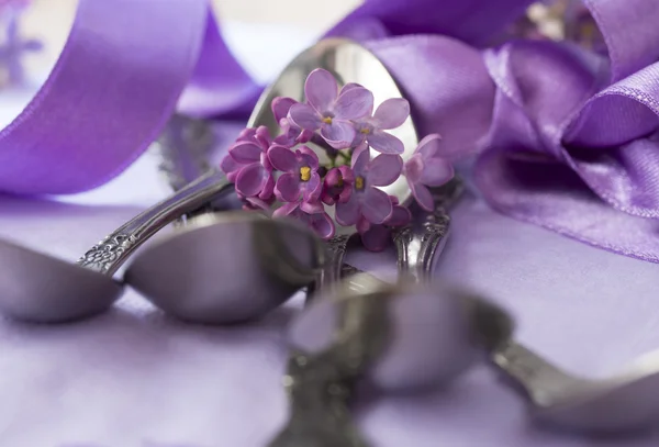 Löffel mit Blumen, Menüdekoration — Stockfoto