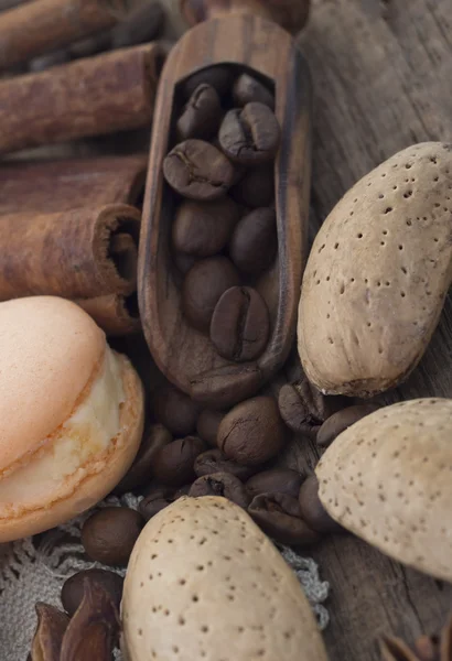 Koffie bonen met amandelen en chocolade — Stockfoto