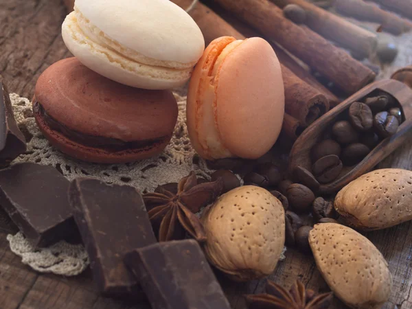 Macaroons with ingredients, chocolate and almonds — Stock Photo, Image