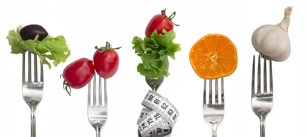 Kost koncept, mellanmål av grönsaker och frukt på gafflar — Stockfoto