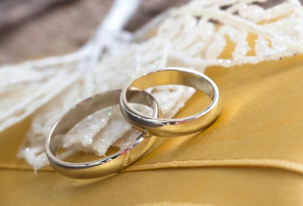 Wedding rings on the yellow silk — Stock Photo, Image