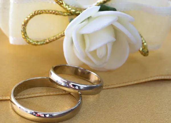 Anillos de boda en la seda amarilla — Foto de Stock