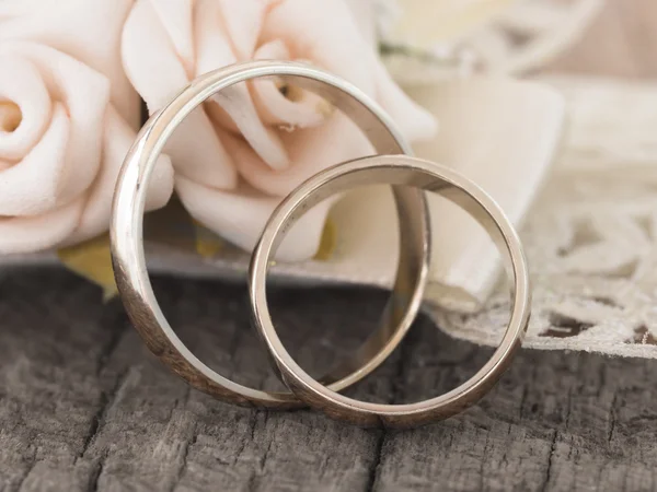 Свадебные кольца в винтажной композиции — стоковое фото