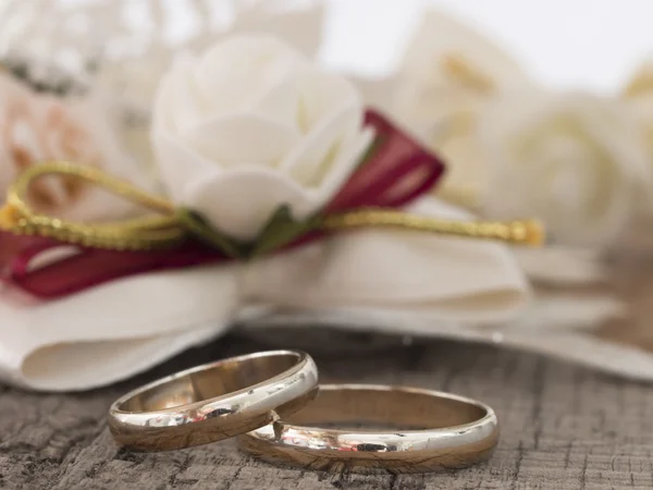 Wedding rings in the vintage arrangement — Stock Photo, Image