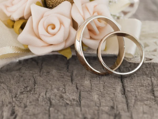 Свадебные кольца в винтажной композиции — стоковое фото