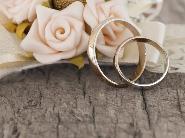 Anillos de boda en el arreglo vintage — Foto de Stock