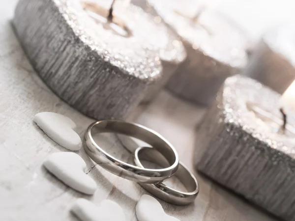 Wedding rings with burning candles — Stock Photo, Image