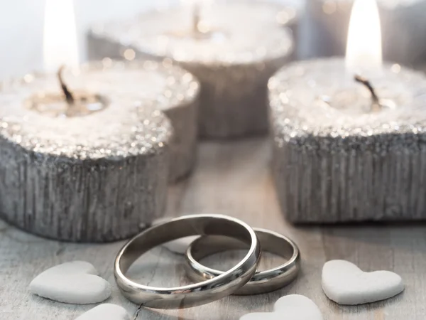 Anéis de casamento com velas acesas — Fotografia de Stock