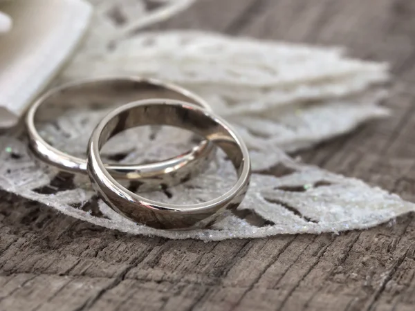 Wedding rings in the vintage arrangement — Stock Photo, Image