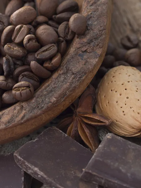 Granos de café con almendras y chocolate — Foto de Stock