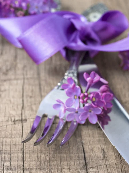 Meny med bestick och färska, vilda violer — Stockfoto