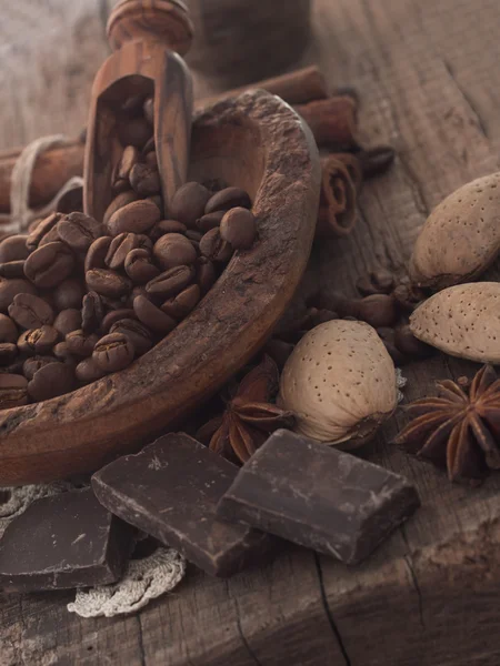 Kaffeebohnen mit Schokolade — Stockfoto