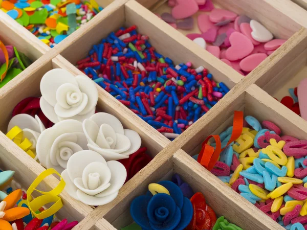 Décoration douce pour les gâteaux dans la boîte, fond coloré — Photo