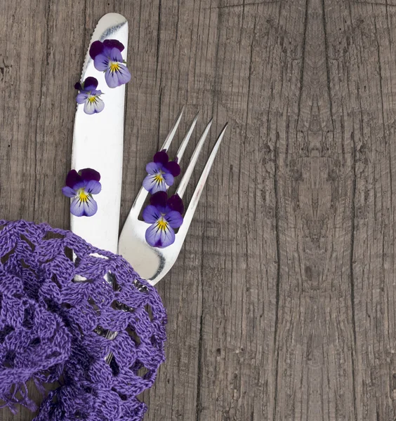 Menu with silverware and fresh, wild violets — Stock Photo, Image