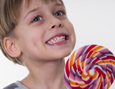 lolipop ile boy gülümseyerek