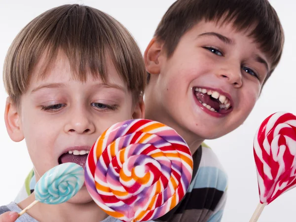 Gelukkig broers met lollies — Stockfoto