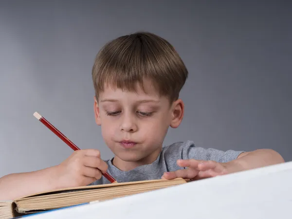 Young boy drawing — Stock Photo, Image