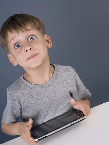 Chłopiec z komputera typu tablet — Zdjęcie stockowe
