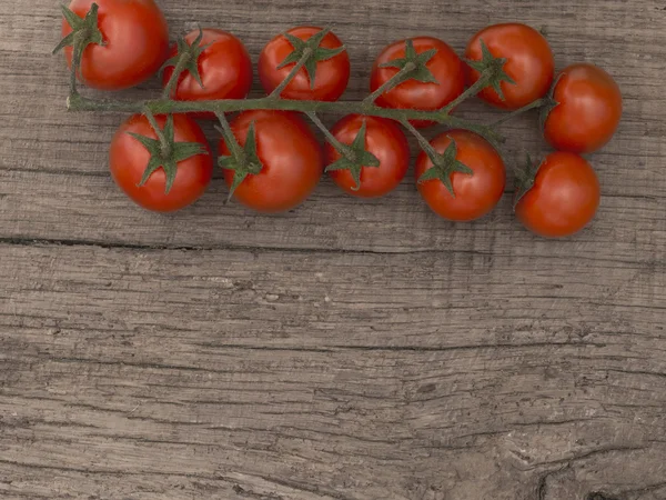Pomodorini sullo sfondo di legno — Foto Stock