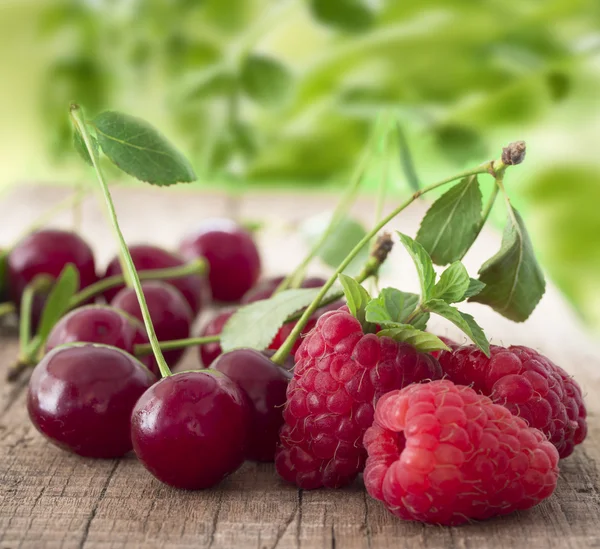 Frambuesas y cerezas frescas — Foto de Stock