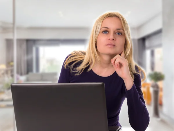 Hübsche Frau mit Laptop — Stockfoto