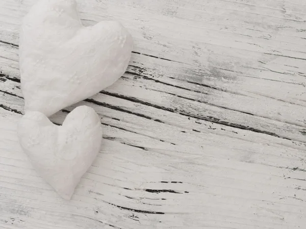 Witte harten op de houten achtergrond - winter-arrangement — Stockfoto
