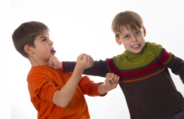 Meninos lutando — Fotografia de Stock