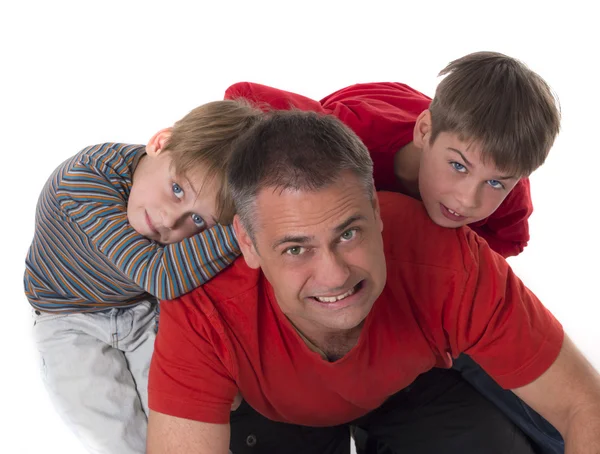 Hijos mimados en la espalda de su padre, crianza de los hijos — Foto de Stock