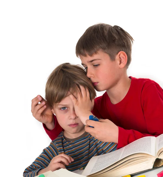 Chico calma a su hermano menor — Foto de Stock