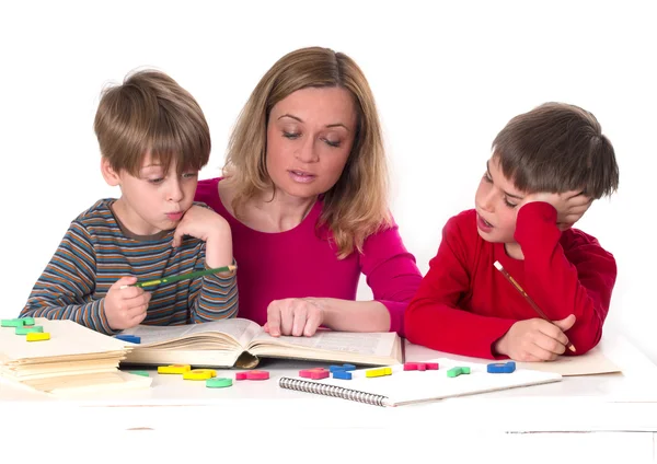 Mother reading to her sons — Stock Photo, Image