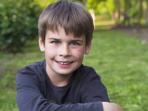 Retrato de un chico lindo —  Fotos de Stock