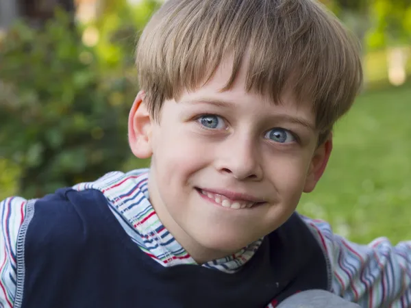 Schattige jongen in de natuur — Stockfoto