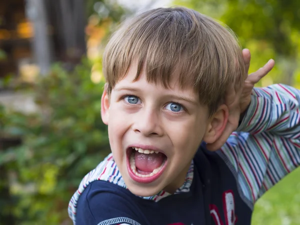 Menino bonito na natureza — Fotografia de Stock