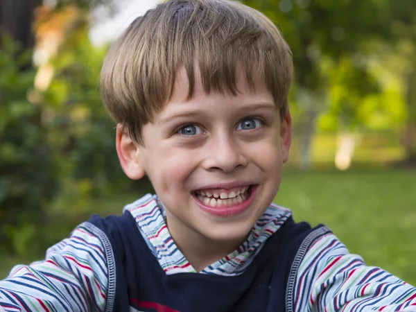 Lindo chico en la naturaleza — Foto de Stock