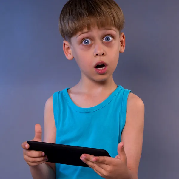 Menino jogando jogos de vídeo no computador tablet — Fotografia de Stock