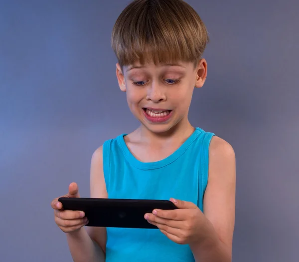 Menino jogando jogos de vídeo no computador tablet — Fotografia de Stock