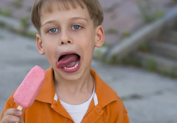 Niño con helado —  Fotos de Stock