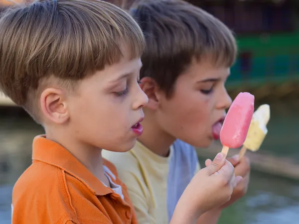 Kids eating ice cream — Stock Photo, Image