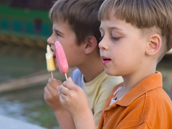 子供たちはアイスクリームを食べる — ストック写真