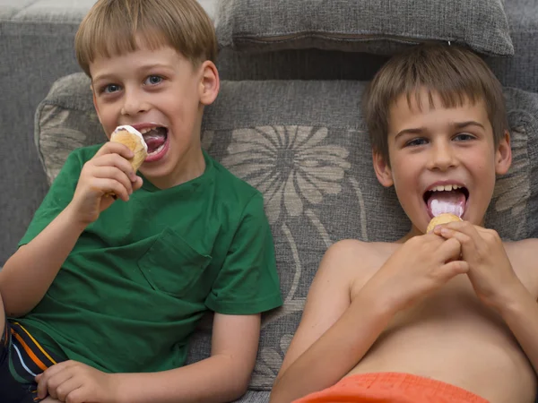 Crianças comendo sorvete — Fotografia de Stock