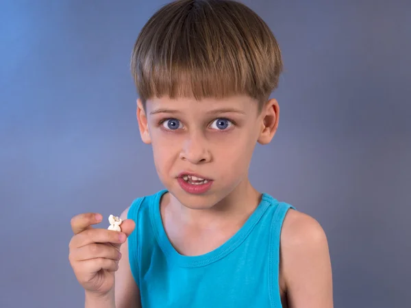 Mignon enfant manger pop-corn — Photo