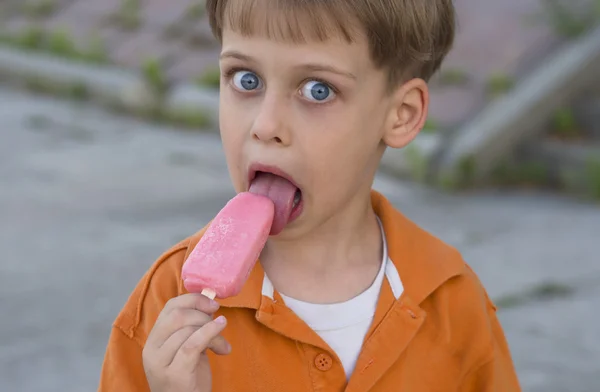 Chlapec se zmrzlinou — Stock fotografie