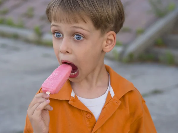 Jongen met ijs — Stockfoto