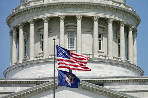 Capitólio Edifício em Salt Lake City com bandeira americana Imagem De Stock